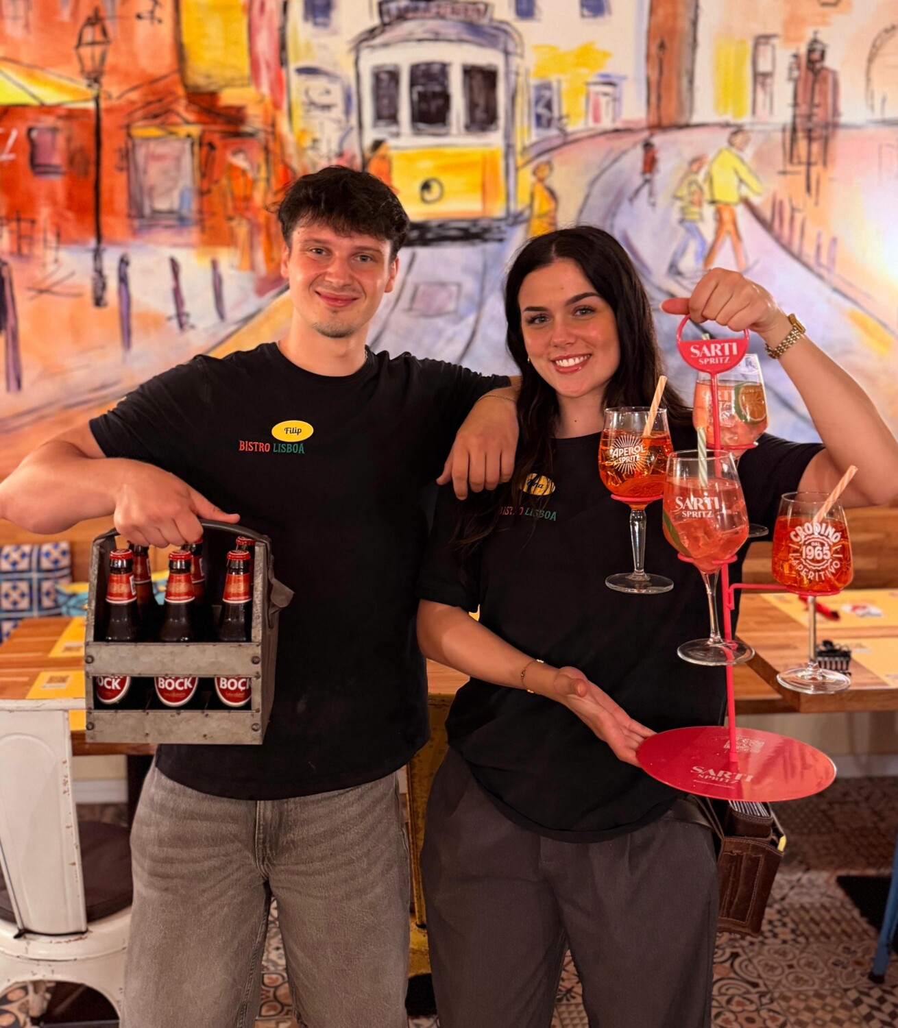 Welche Tasche trägst du diesen Sommer? 👜☀️

Bei uns gibt’s sie gut gekühlt und direkt zum Teilen:

🍻 Männerhandtasche
6 für 5 Flaschenbier Super Bock oder Sagres – 17 €

🍹 Frauenhandtasche
4 Spritz: Aperol, Sarti, Campari oder Crodino – 29 €

Perfekt für Feierabend, Terrasse und laue Sommerabende im Bistro Lisboa 🇵🇹