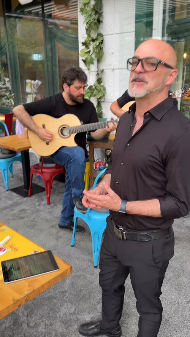 Marco Matias & Band gaben kurzes Gastspiel mit ‚Menina e Moça‘ in unserem Wintergarten während beim Fado-Dinner im Gewölbekeller gegessen wurde 🇵🇹 #bistrolisboa #krefeld #fadoportuguês