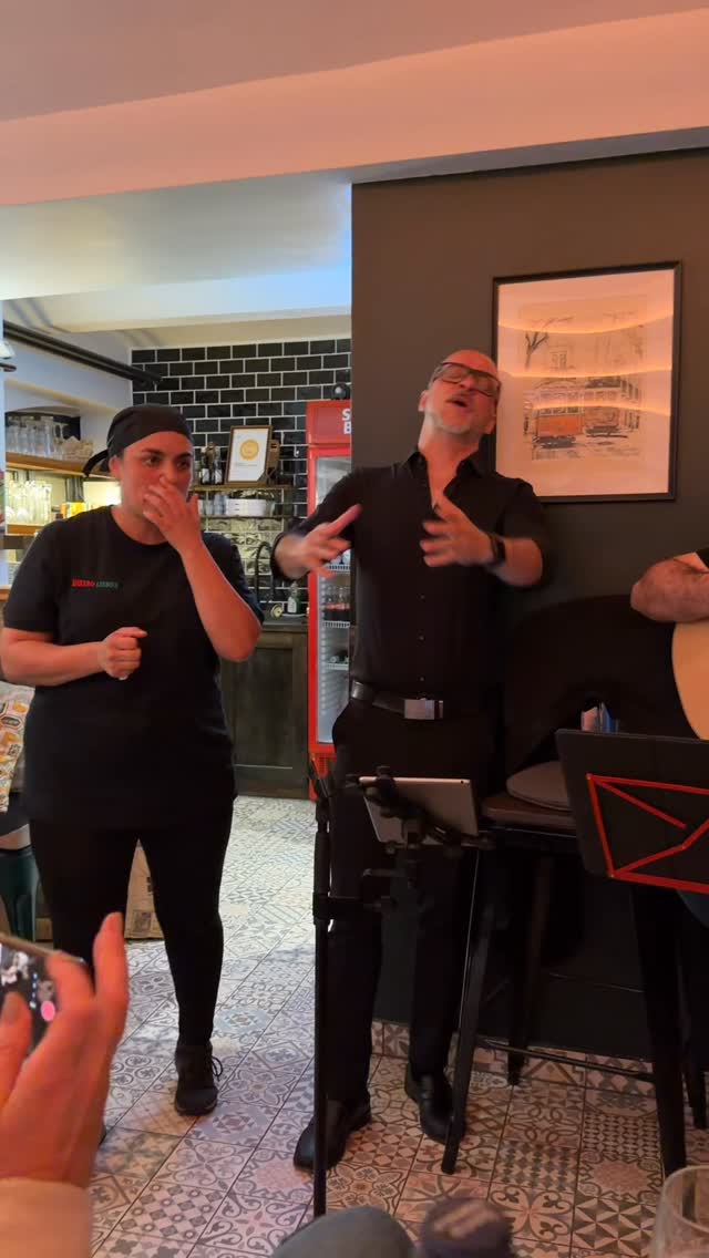 Eine kleine Überraschungszugabe bei unserem Fado-Dinner 🎶

Für einen besonderen Moment legte Cinthya die Küchenschürze ab und stimmte gemeinsam mit Marco Matias eines der wohl bekanntesten Fado-Lieder an: „Uma Casa Portuguesa“ von Amália Rodrigues.

Ein Augenblick voller Gefühl, Herzlichkeit und Saudade – genau so, wie ein Abend im Bistro Lisboa klingen darf 🇵🇹.

Wenn du den nächsten Fado-Abend nicht verpassen möchtet, abonniere unseren Newsletter (www.bistro-lisboa.de/newsletter) und Folge uns hier auf diesem Kanal.

#BistroLisboa #FadoDinner #Fado #UmaCasaPortuguesa AmaliaRodrigues MarcoMatias Krefeld PortugalInKrefeld Saudade LiveMusik