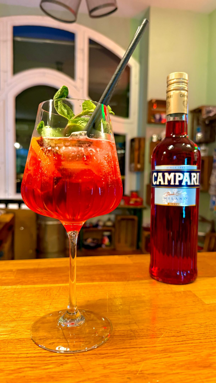 Sommer im Glas: Campari Spritz! 🍊 🧊 
Unser neuer Drink des Monats ist da. Herb, erfrischend und genau das Richtige bei diesem Wetter. ☀️ 
Wer braucht heute einen Drink? Markiere jemanden, der dir einen ausgeben muss!
#bistrolisboa #camparispritz #krefeld #aperitif